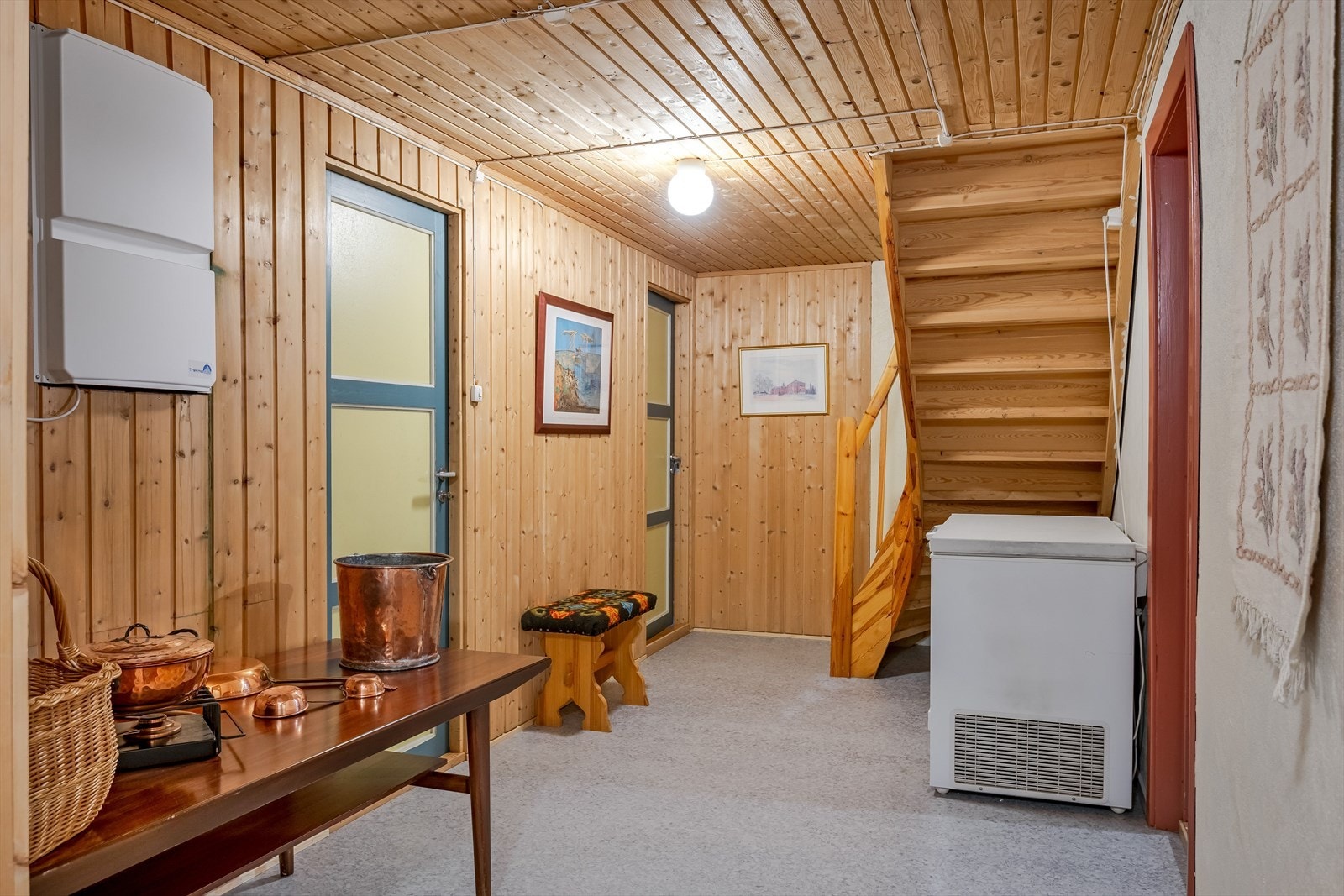 Gang/trapperom i kjeller. Galleribilde