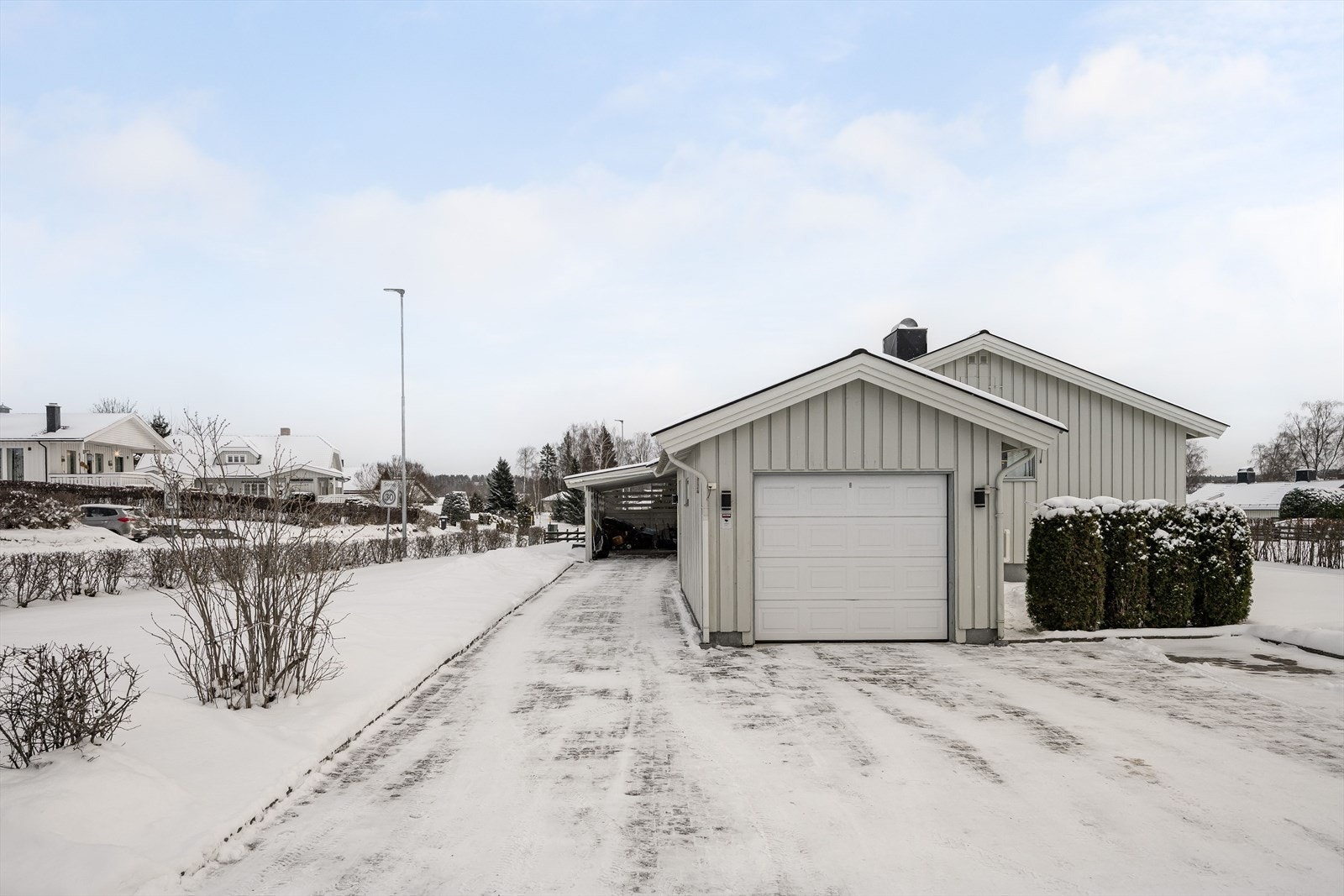 Eiendommen "Rabben" er bebygd med en enebolig fra 1971 med inntilbygget garasje og carport. Tomten er pent opparbeidet med belegningsstein, plen, epletre og diverse bærbusker. Galleribilde