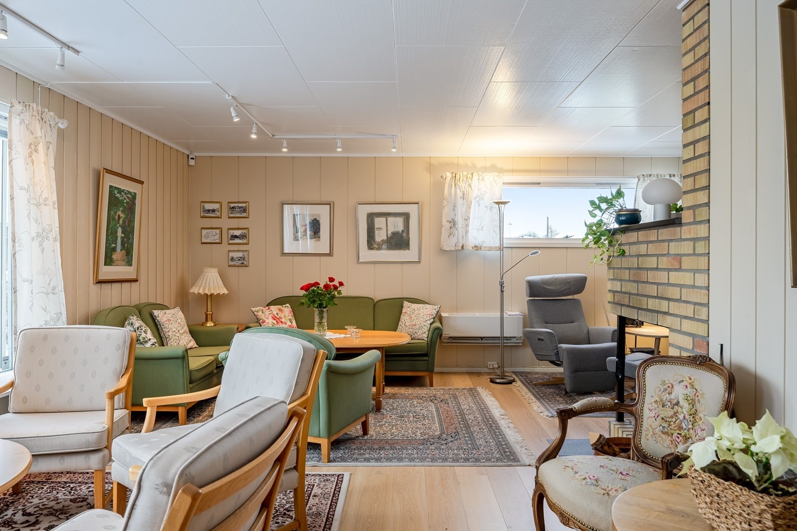 Stuen er det naturlige oppholdsrommet i boligen, og er et stort, lyst og hyggelig rom. Galleribilde