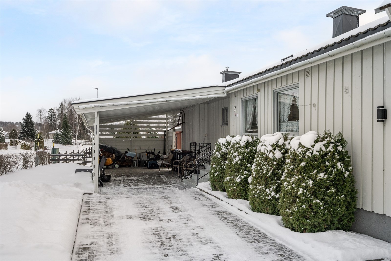 Boligen har inntilbygget garasje på 17m² og utvendig bod på 5m², samt inntilbygget carport på ca. 43m² ved inngangspartiet. Huset er jevnlig vedlikeholdt med bla. nytt tak i 2013. Galleribilde