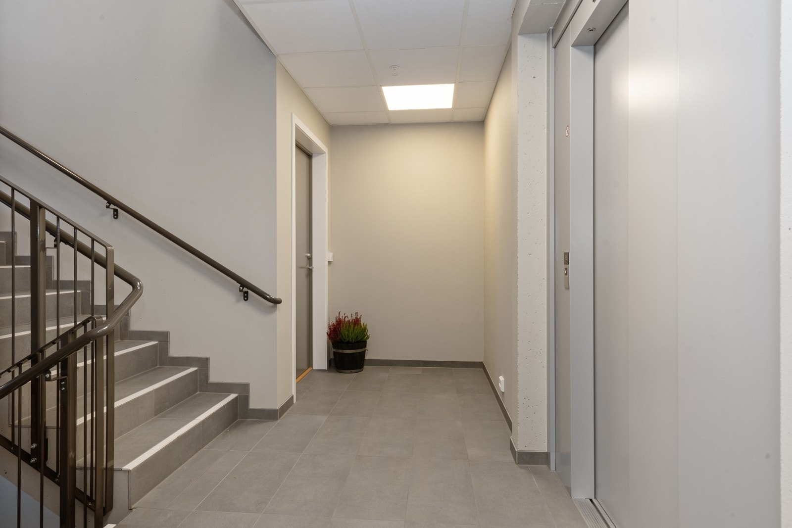 Heisadkomst fra kjellerplan. Galleribilde