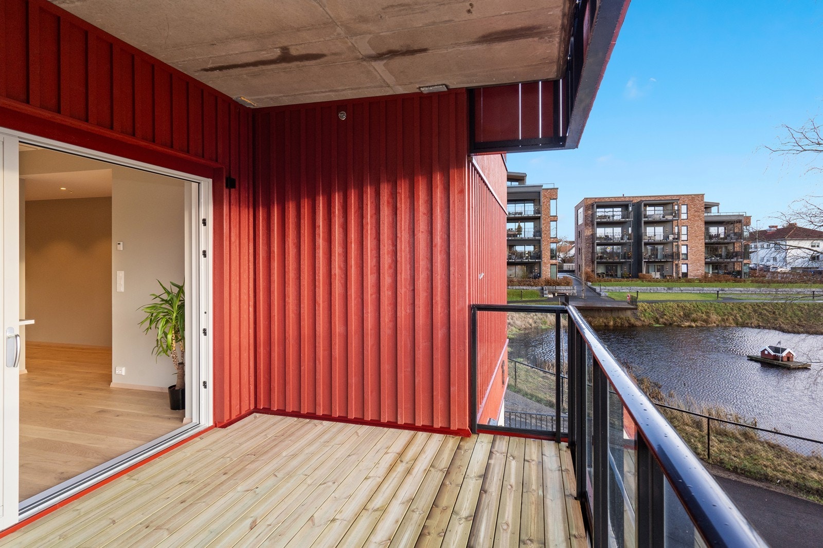 Fra kjøkkenet er det adkomst til en østvendt balkong på 11 m2 med impregnerte terrassebord og rekkverk av stål og glass. Galleribilde