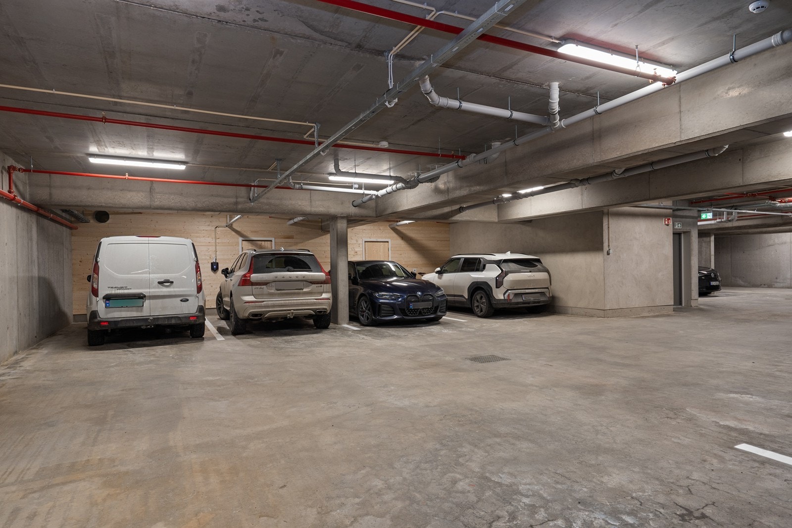 Garasjeanlegget i kjelleren gir enkel parkering med direkte heisadkomst til boligetasjene. Galleribilde