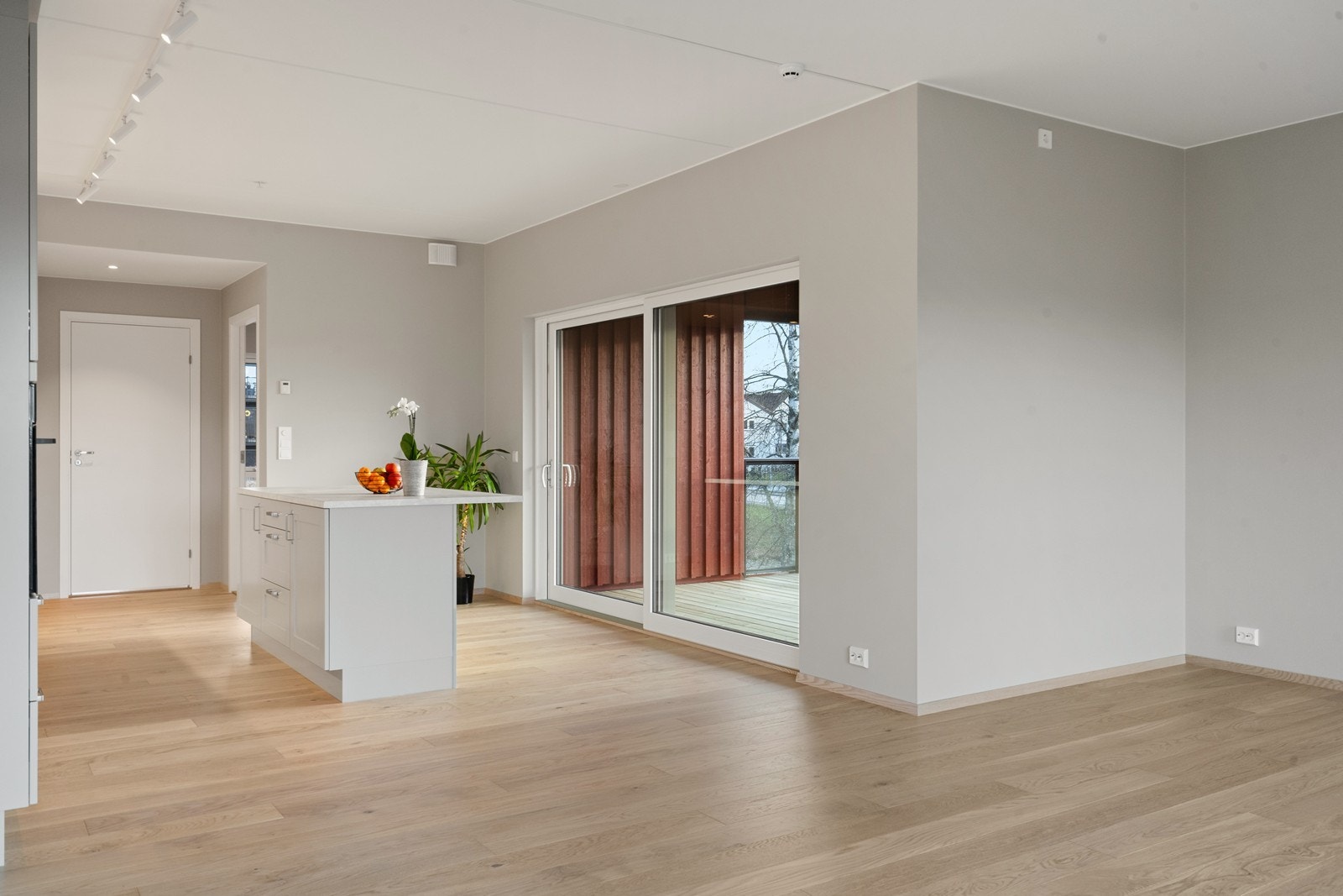 Skyvedør gir direkte tilgang til balkongen fra stue/kjøkken. Galleribilde