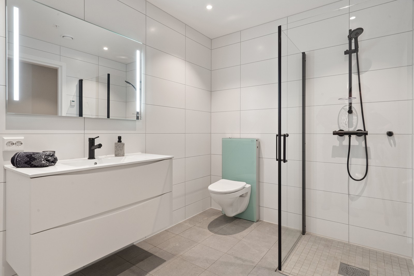 Flislagte gulv og vegger med vannbåren gulvvarme. Galleribilde