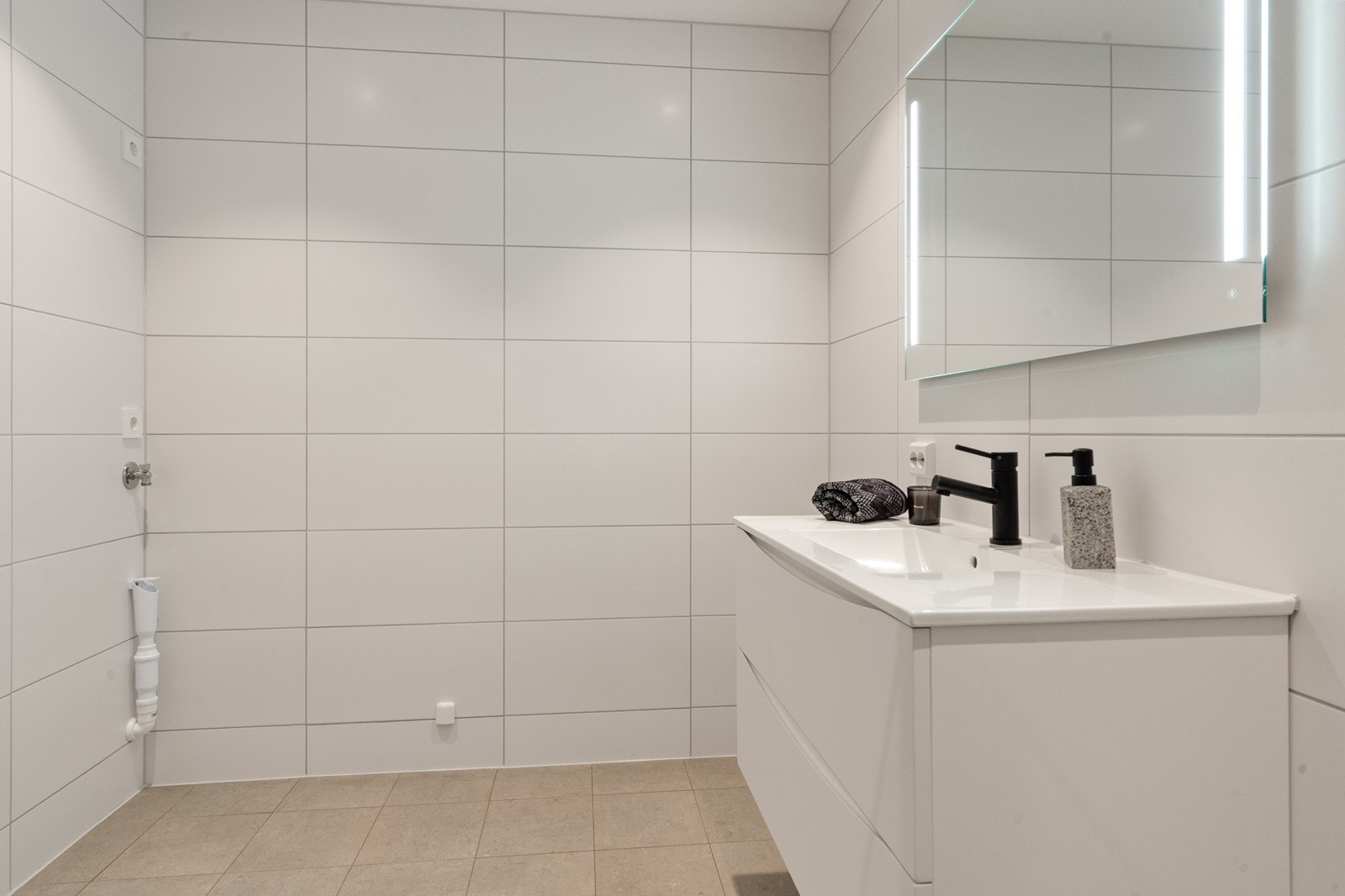 Servantseksjon med integrert belysning gir praktisk og stilfull innredning. Galleribilde