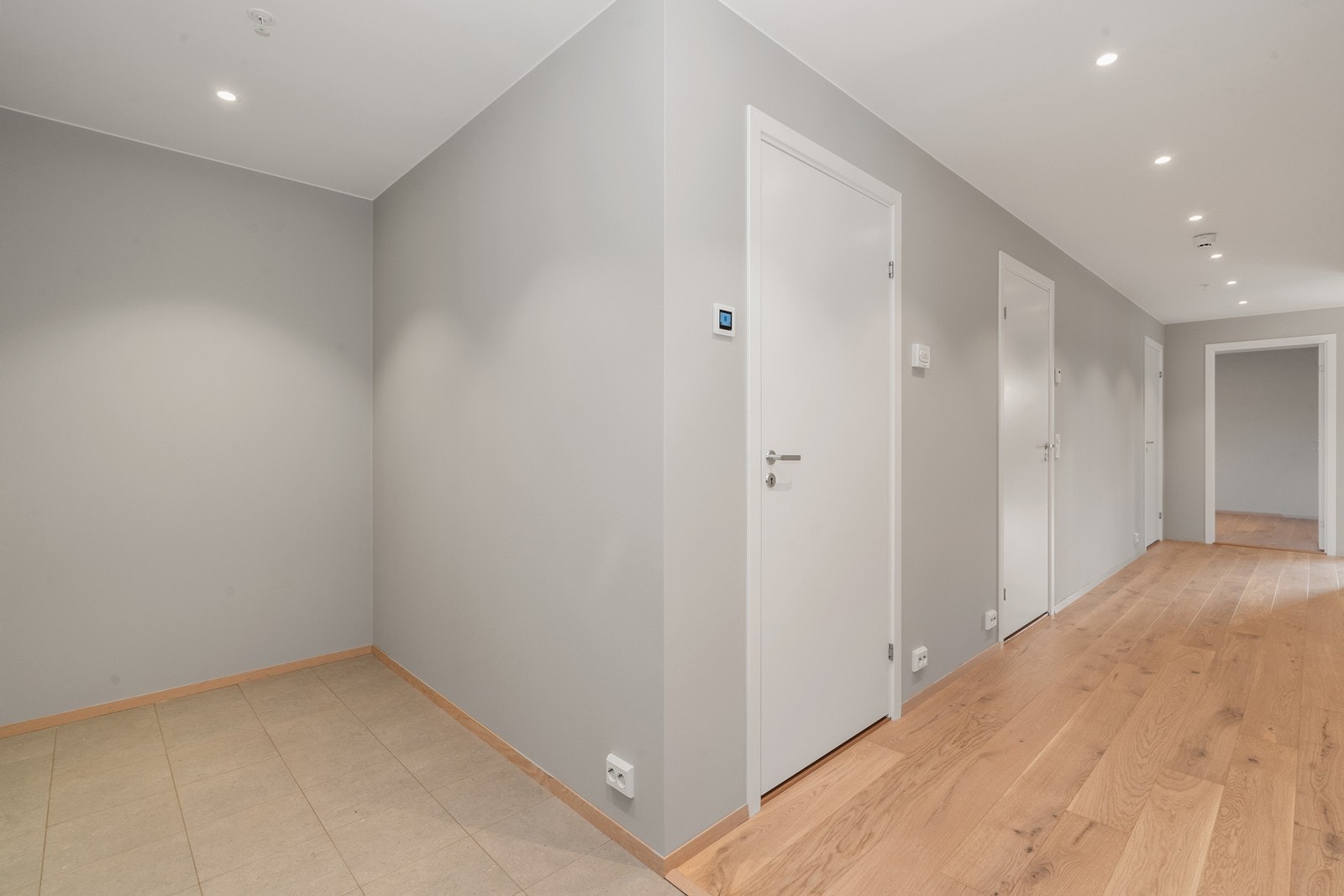 Flislagt entré gir et praktisk og slitesterkt gulv for daglig bruk. Galleribilde