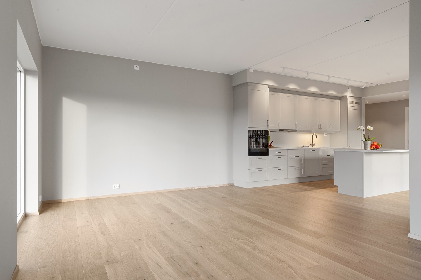 Enstavs parkett gir en varm og naturlig overflate i stue og kjøkken. Galleribilde