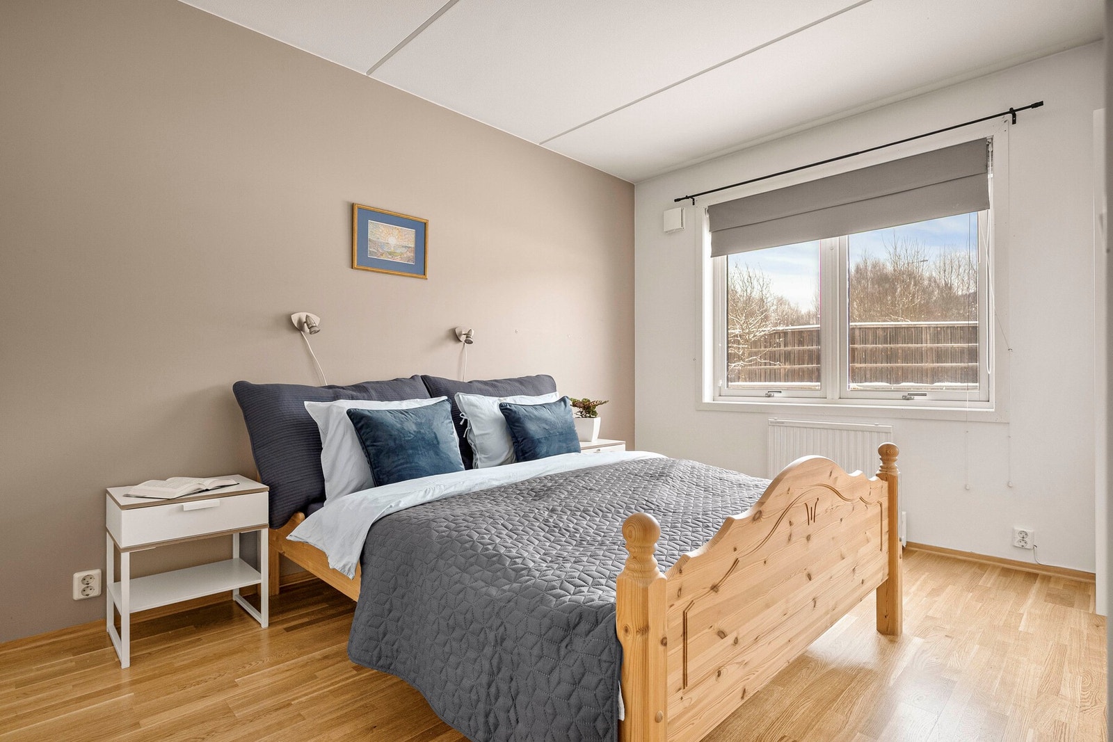 Leiligheten har et soverom av god størrelse hvor en god natts søvn kan nytes i rolige omgivelser. Galleribilde