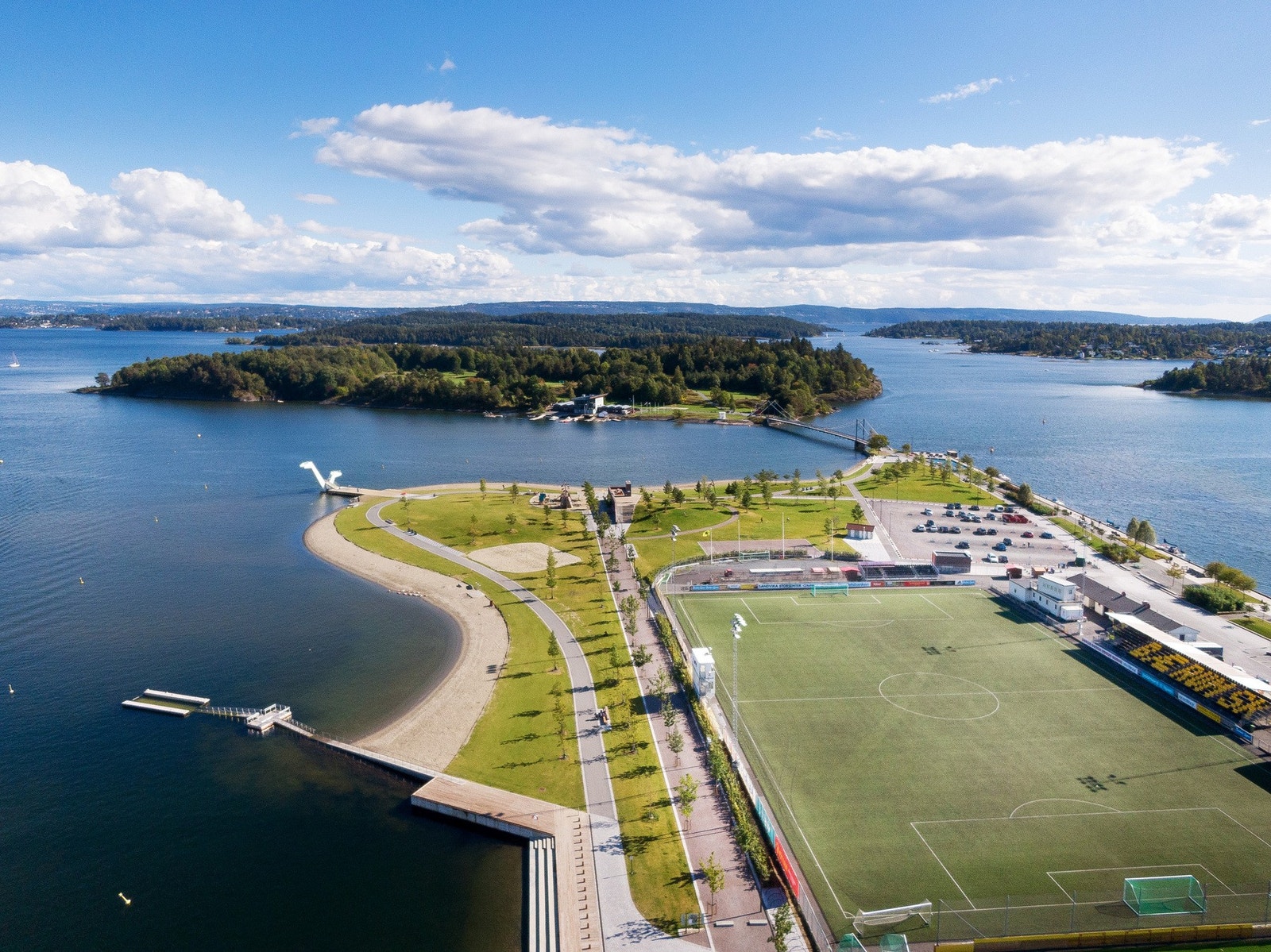 Sommerstid er det kort vei til strandliv og rekreasjon ved Kadettangen og Kalvøya i Sandvika, med innbydende badestrender, grønne friarealer og hyggelige serveringssteder. Galleribilde
