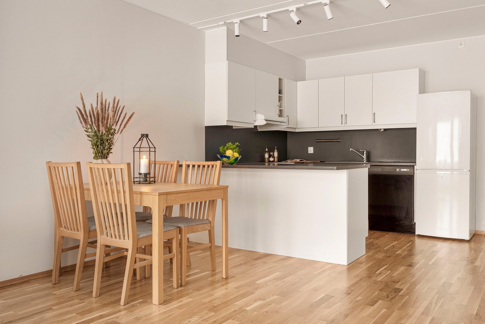 Den gode størrelsen på oppholdsrommet gjør det enkelt å innrede med sofagruppe og spisegruppe uten at det føles overmøblert. Galleribilde