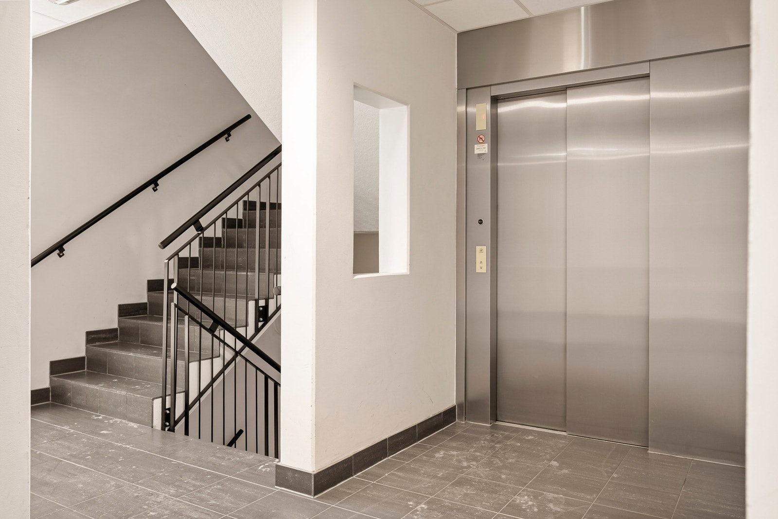 Det går heis ned til kjellerområdet hvor boden og garasjen ligger. Galleribilde