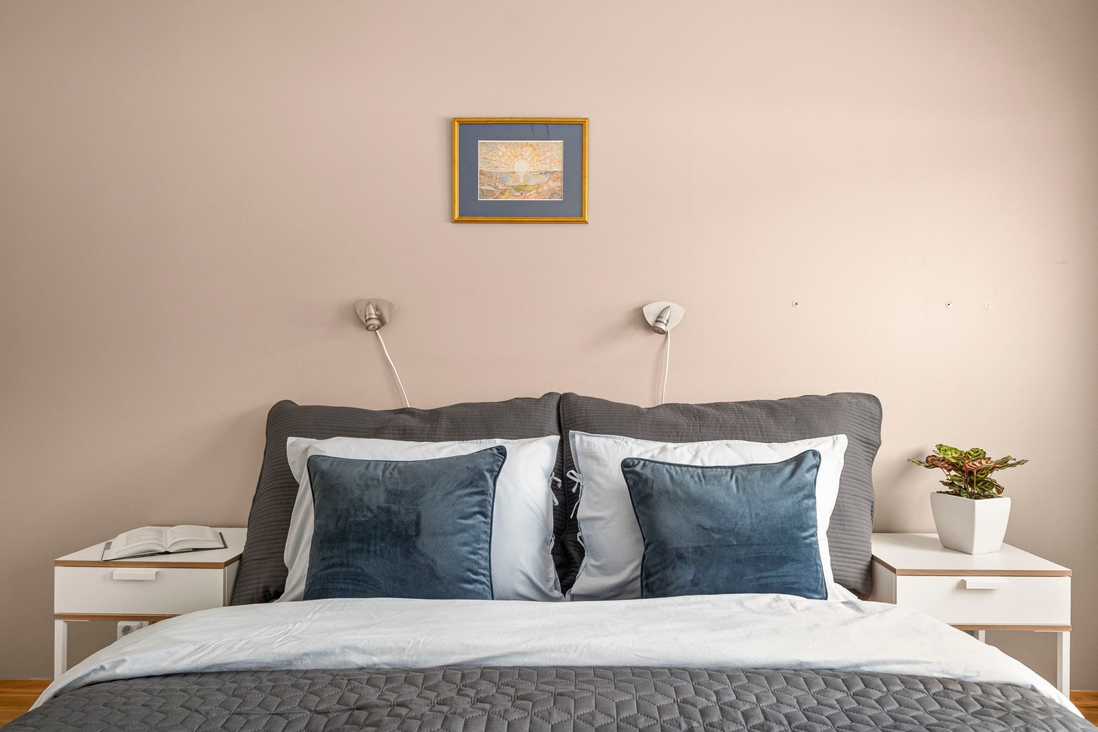 Det er god plass til en stor dobbeltseng og tilhørende nattbord. Galleribilde