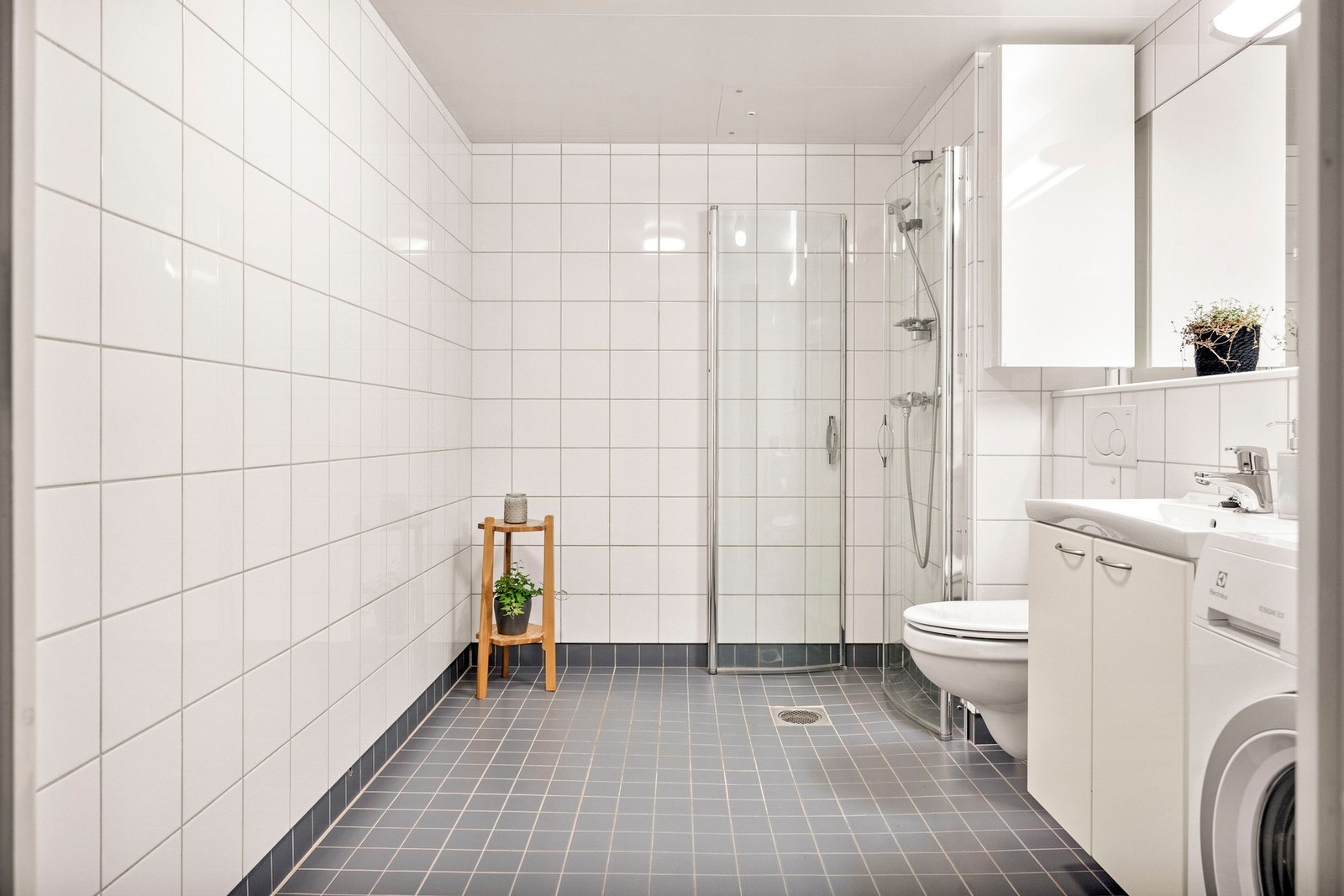 Dusjhjørne med glassvegger ble etablert i ca. 2018. Her var det tidligere badekar med dusj, og det er tilrettelagt for å kunne sette inn badekar igjen om ønskelig, i tillegg til dusjhjørnet. Galleribilde