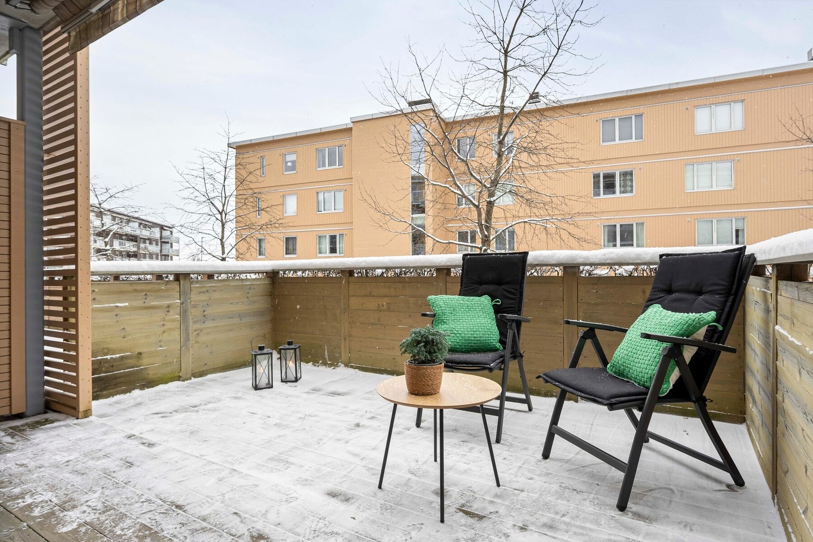 Boligen har en god planløsning med åpen stue- og kjøkkenløsning med utgang til en solrik terrasse på hele 15 m². Galleribilde