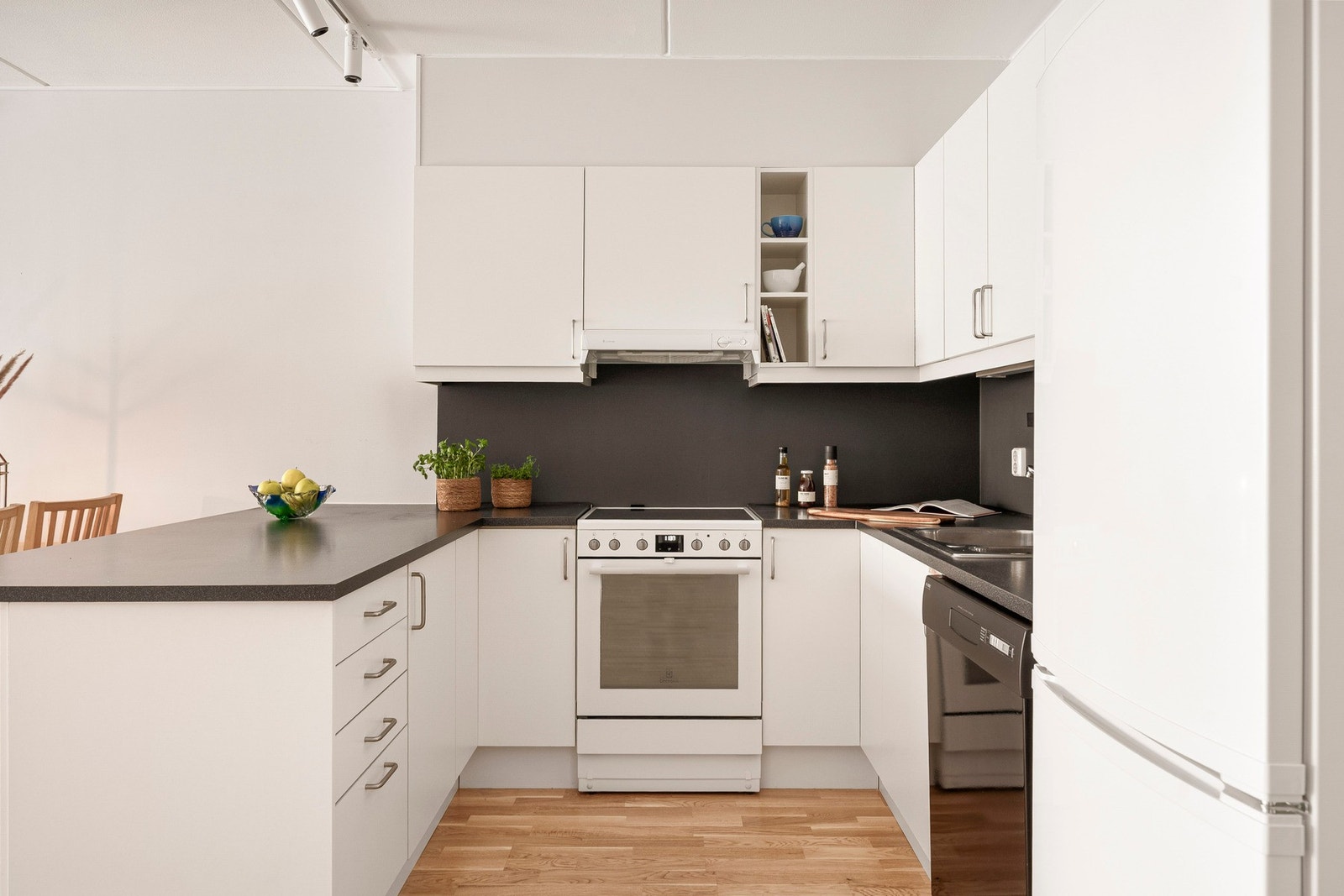 Det er frittstående hvitevarer, hvor oppvaskemaskin medfølger i handelen. Galleribilde