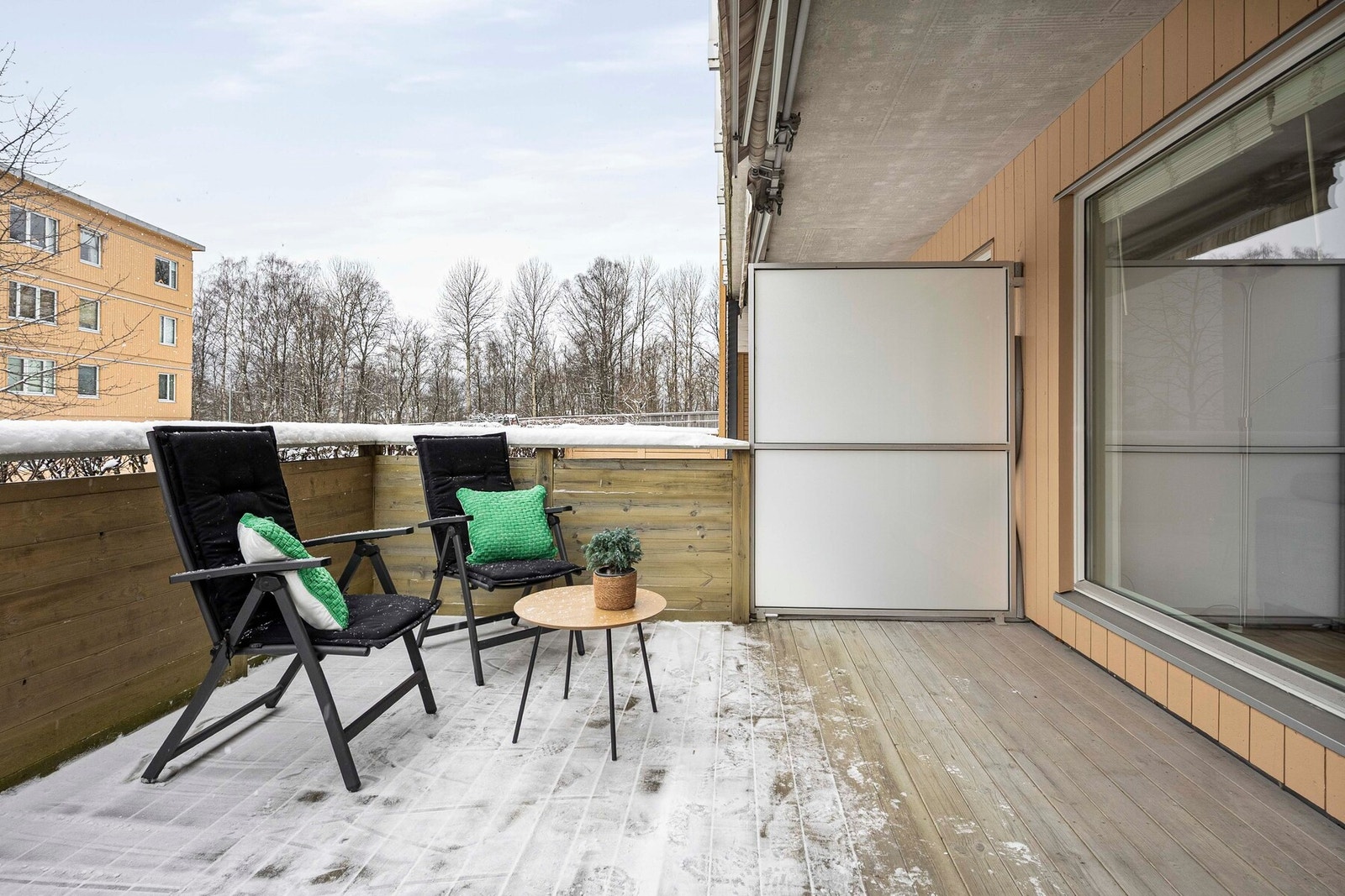 Terrassen på 15 m² blir som en forlengelse av stuen i vår- og sommermånedene. Galleribilde