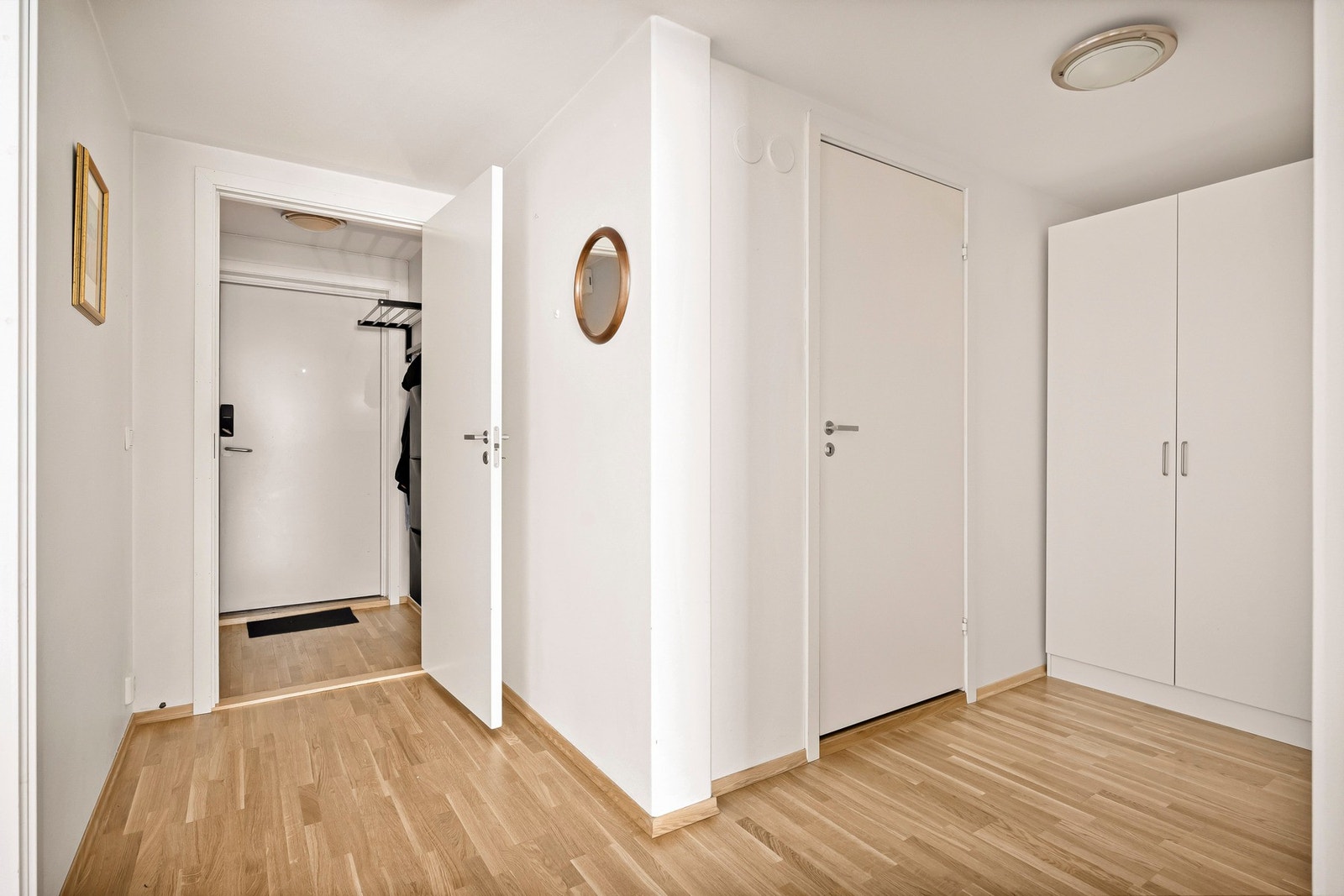 Stor og luftig gang med gode lagringsmuligheter. Garderobeskap medfølger handelen, men det er god plass til å etablere skyvedørsgarderobe for optimal utnyttelse av arealet. Galleribilde