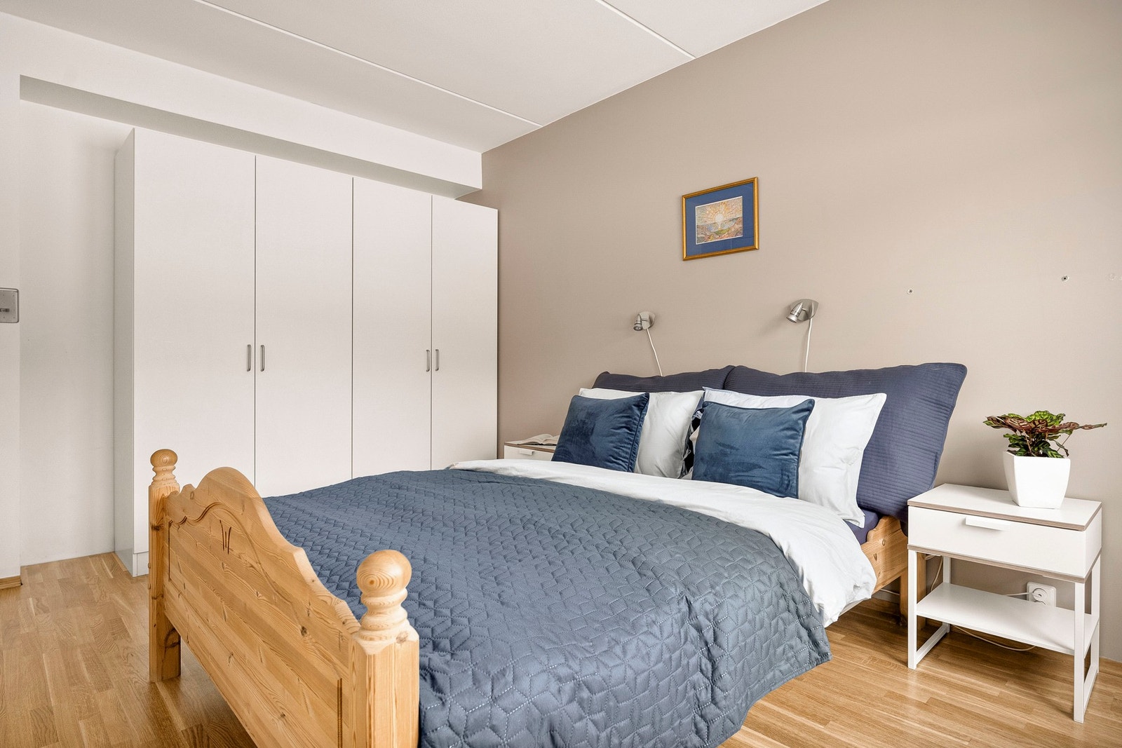 Langs den ene veggen er det etablert garderobeskap som følger med handelen og sikrer plass for alt av klær og sko. Galleribilde