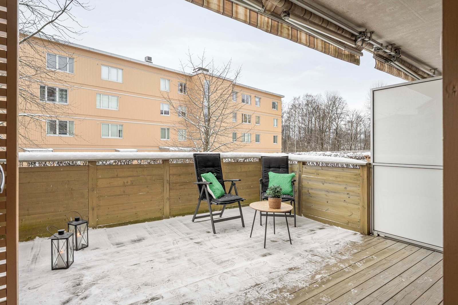 Enkel adkomst til den romslige terrassen med god plass til flere sittegrupper grill, planter og det man måtte ønske. Galleribilde