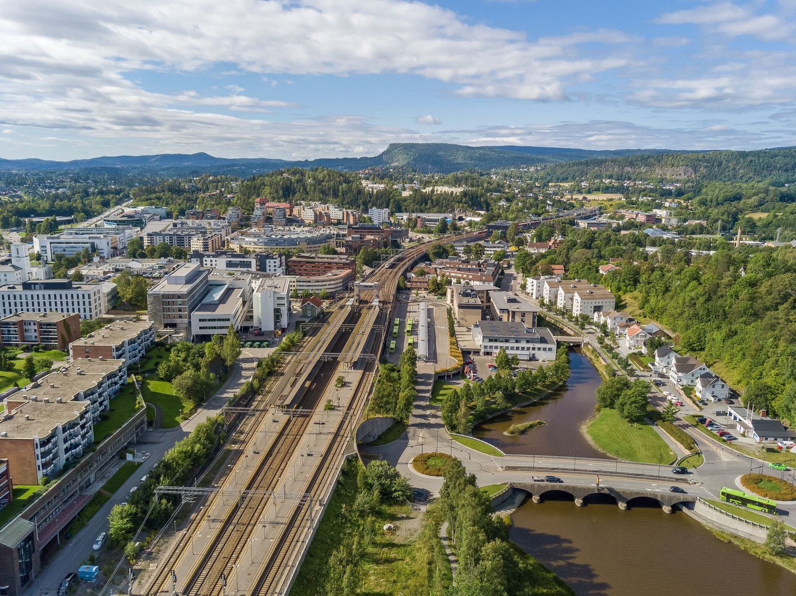 Fra Rud er det svært gode bussforbindelser til både Sandvika og Oslo. Fra Sandvika stasjon går tog, buss og Flytoget med hyppige avganger i alle retninger. Togturen til Oslo S tar ca. 15 minutter. Galleribilde