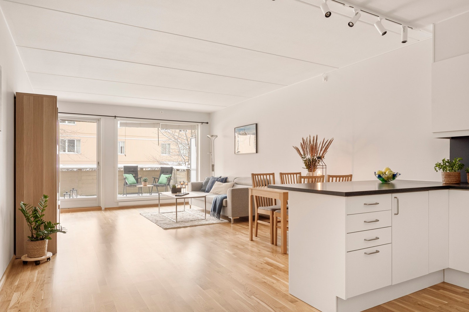 Hjemmekoselig og romslig 2-roms leilighet på 64 m² med bod på 5 m² og egen parkeringsplass i garasjekjeller. Galleribilde