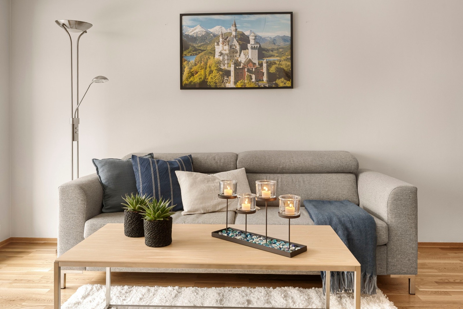 I stuen er det naturlig plass til en sofagruppe, stuebord og TV-sone. I 2022 ble det lagt ny parkett i oppholdsrommet. Galleribilde