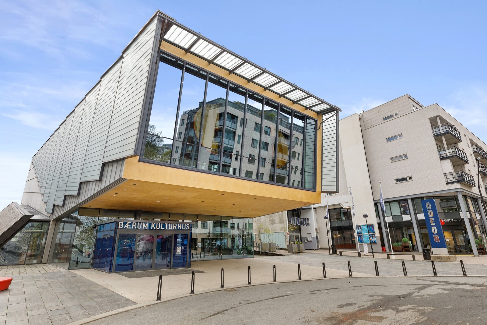 Sandvika har et rikt kulturtilbud med blant annet Bærum Kulturhus, ODEON kino og Bærum bibliotek. Galleribilde