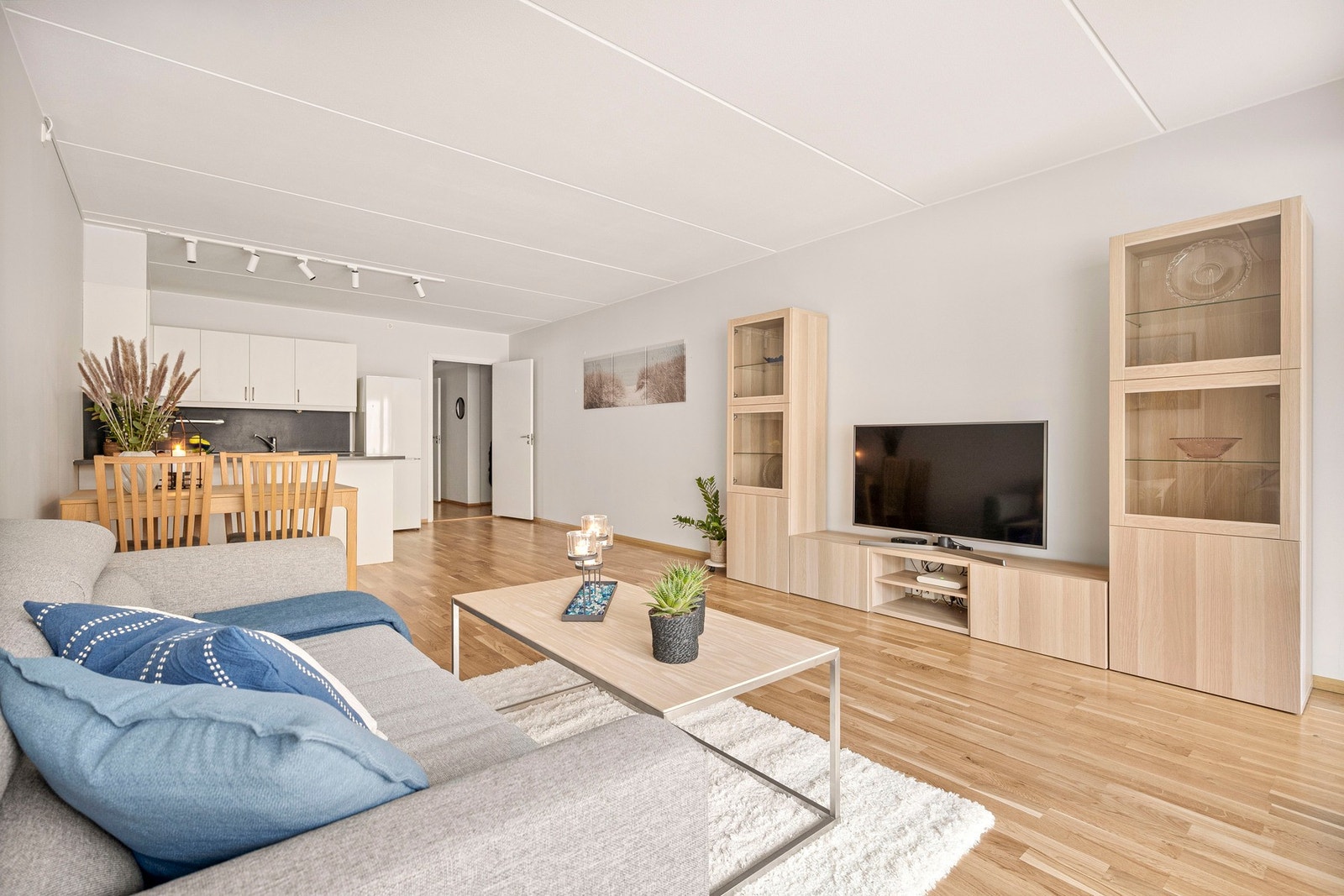 Den sosiale, åpne løsningen mellom stue og kjøkken er noe man garantert vil sette pris på! TV-benk og tilhørende skap medfølger i handelen om ønskelig. Galleribilde