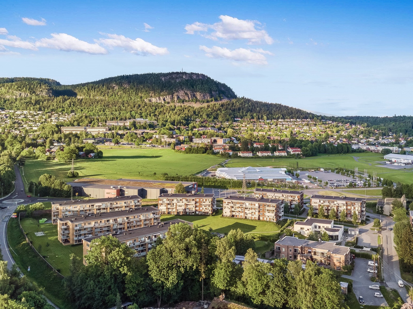 Rud har nærhet til flotte turområder med milevis av turstier, skiløyper og sykkelruter sommer som vinter. Kolsåstoppen byr på populære turmål med flott utsikt over Oslofjorden og omegn. Galleribilde