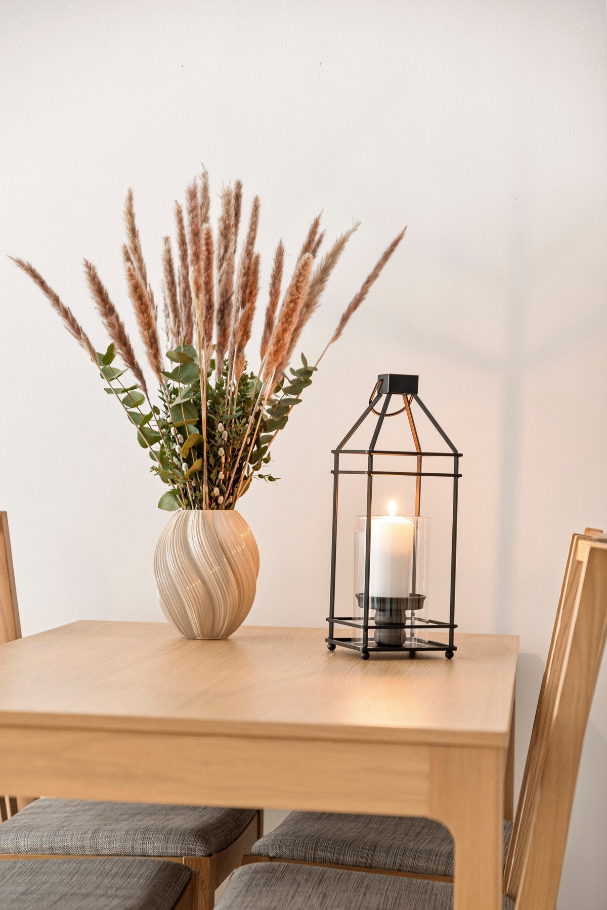 God plass til et langbord hvor venner og familie kan inviteres til hyggelige middagsselskaper. Galleribilde