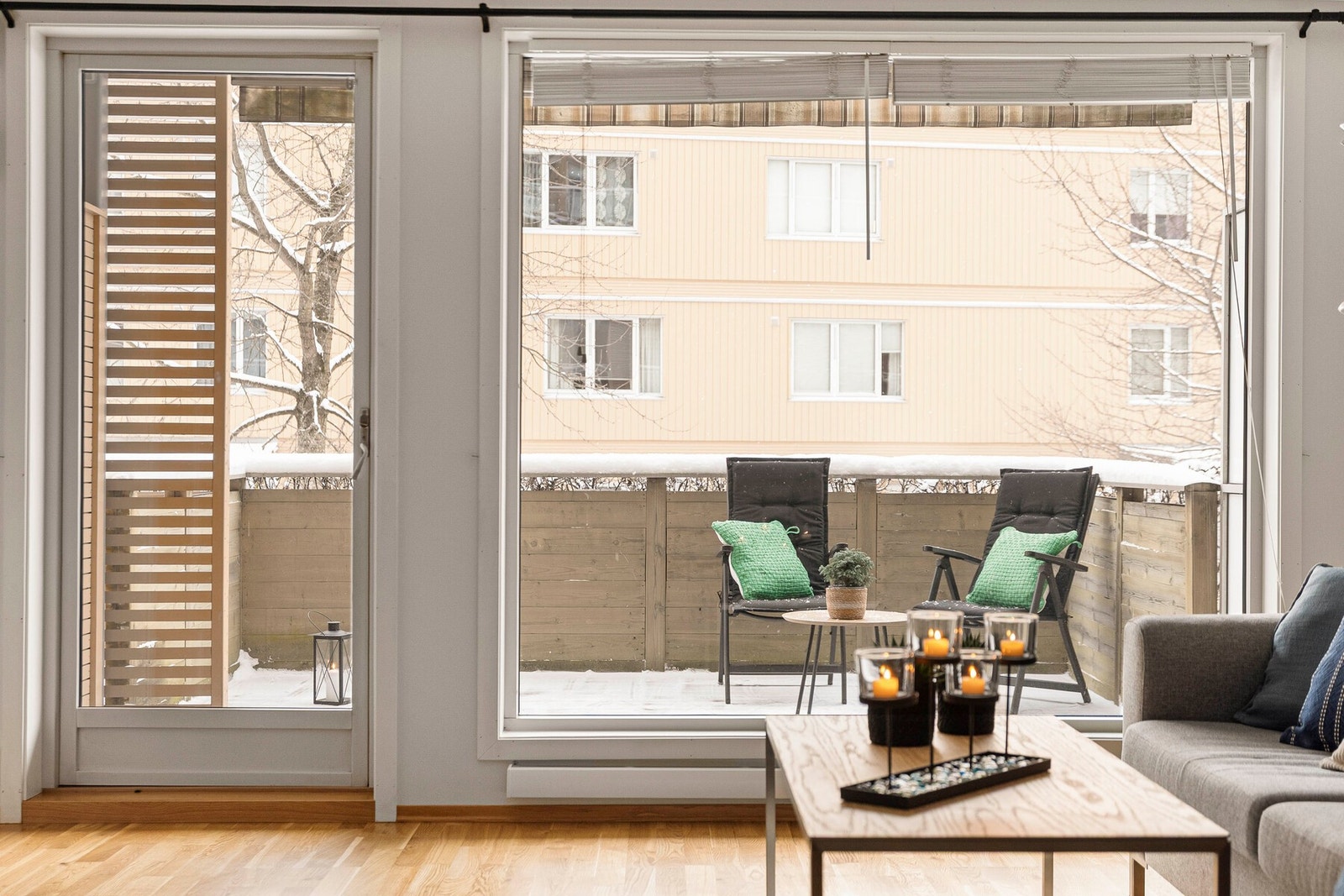 Stort vindu og terrassedør som strekker seg fra gulv til tak og gir rikelig med naturlig lys i rommet. Galleribilde