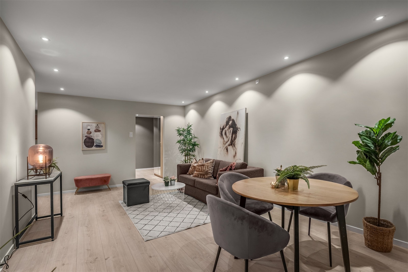 Den romslige stuen gir fleksible møbleringsmuligheter for både sofagruppe og spisebord. Galleribilde
