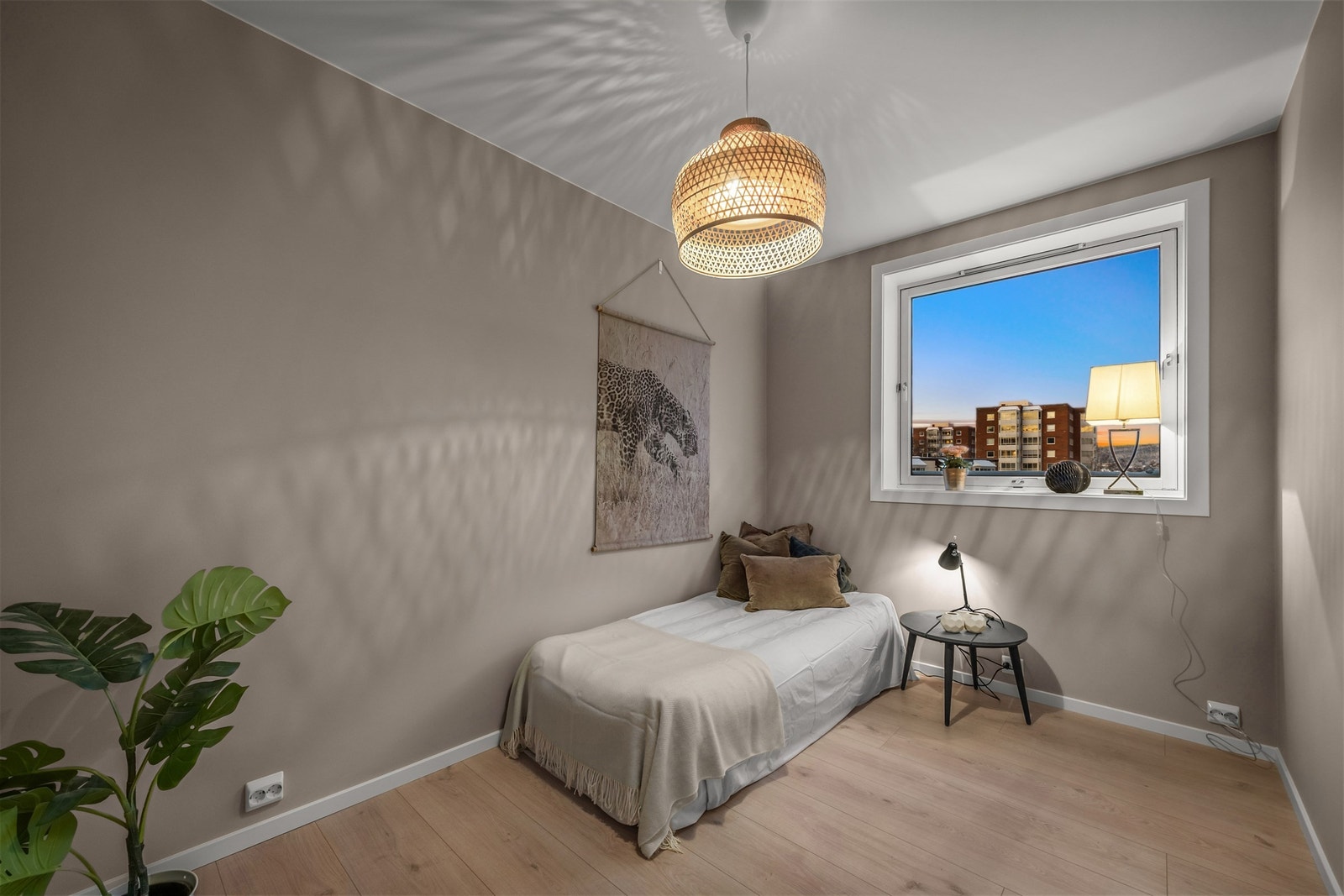 Vinduer med 2-lags isolerglass slipper inn godt med dagslys. Galleribilde