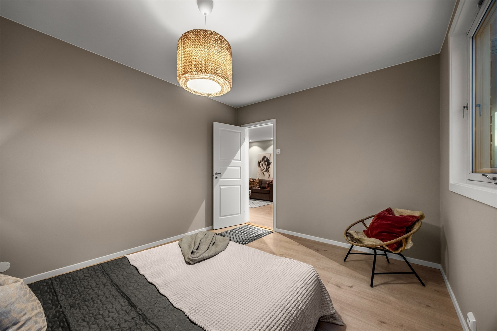 Også her er det en-stavs laminatgulv og malte flater på vegger og i tak. Galleribilde