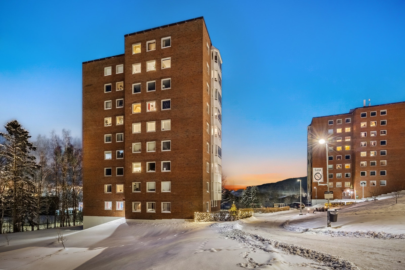 Det medfølger to praktiske boder, én i kjelleren og én i samme etasje som leiligheten. Galleribilde
