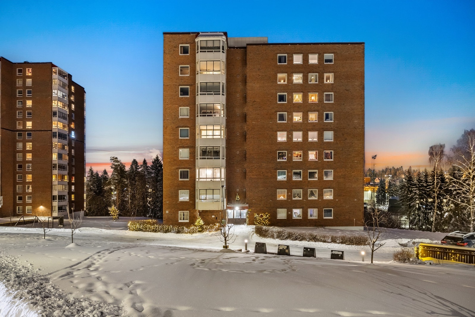 Bygget har en solid fasade i teglstein. Leiligheten disponerer garasjeplass med elbillader. Galleribilde