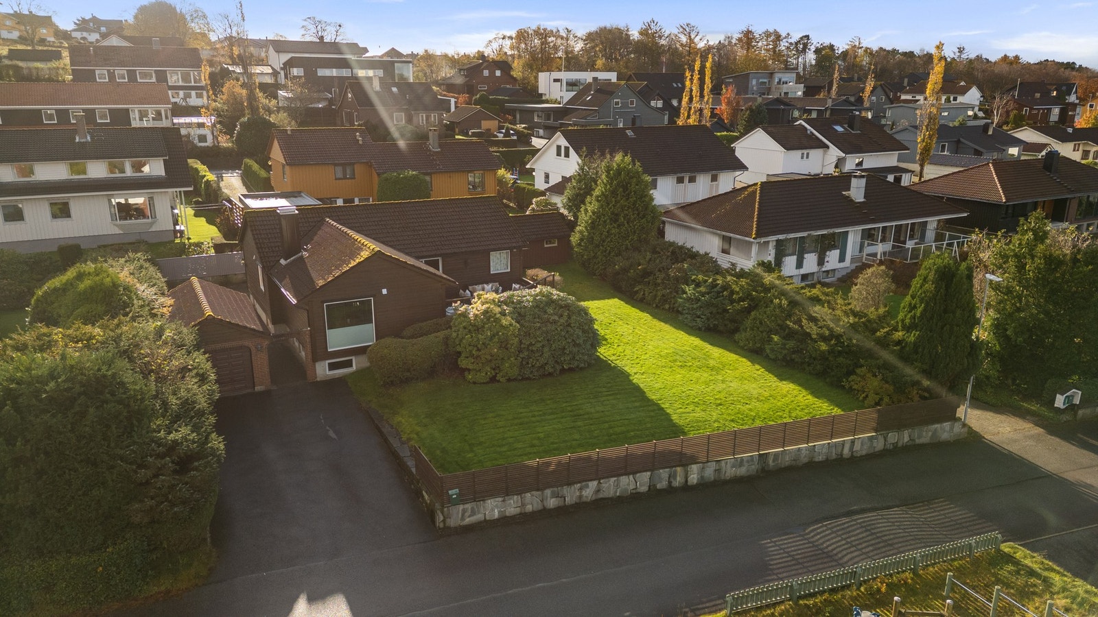 Tomten er på 811 kvm og har rikelig med boltreplass til lek og moro. Galleribilde