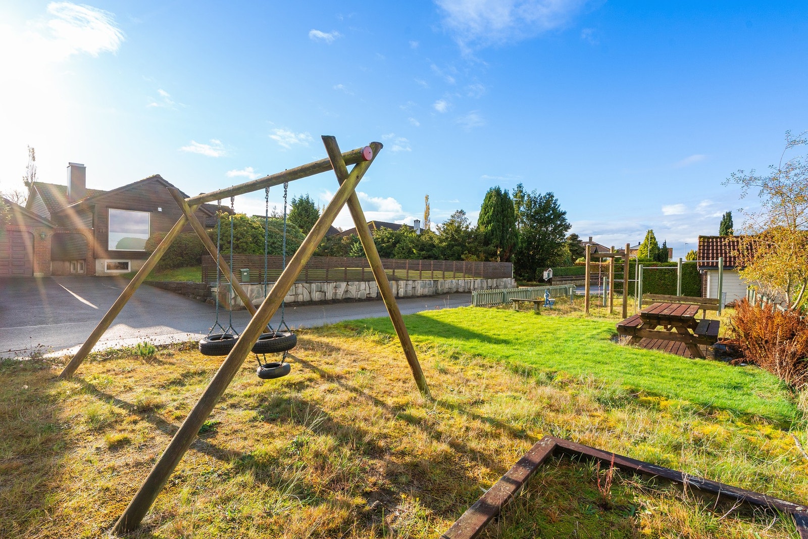Lekeplassen med boligen i bakgrunnen - her kan du enkelt følge med når de minste er ute på egenhånd. Galleribilde