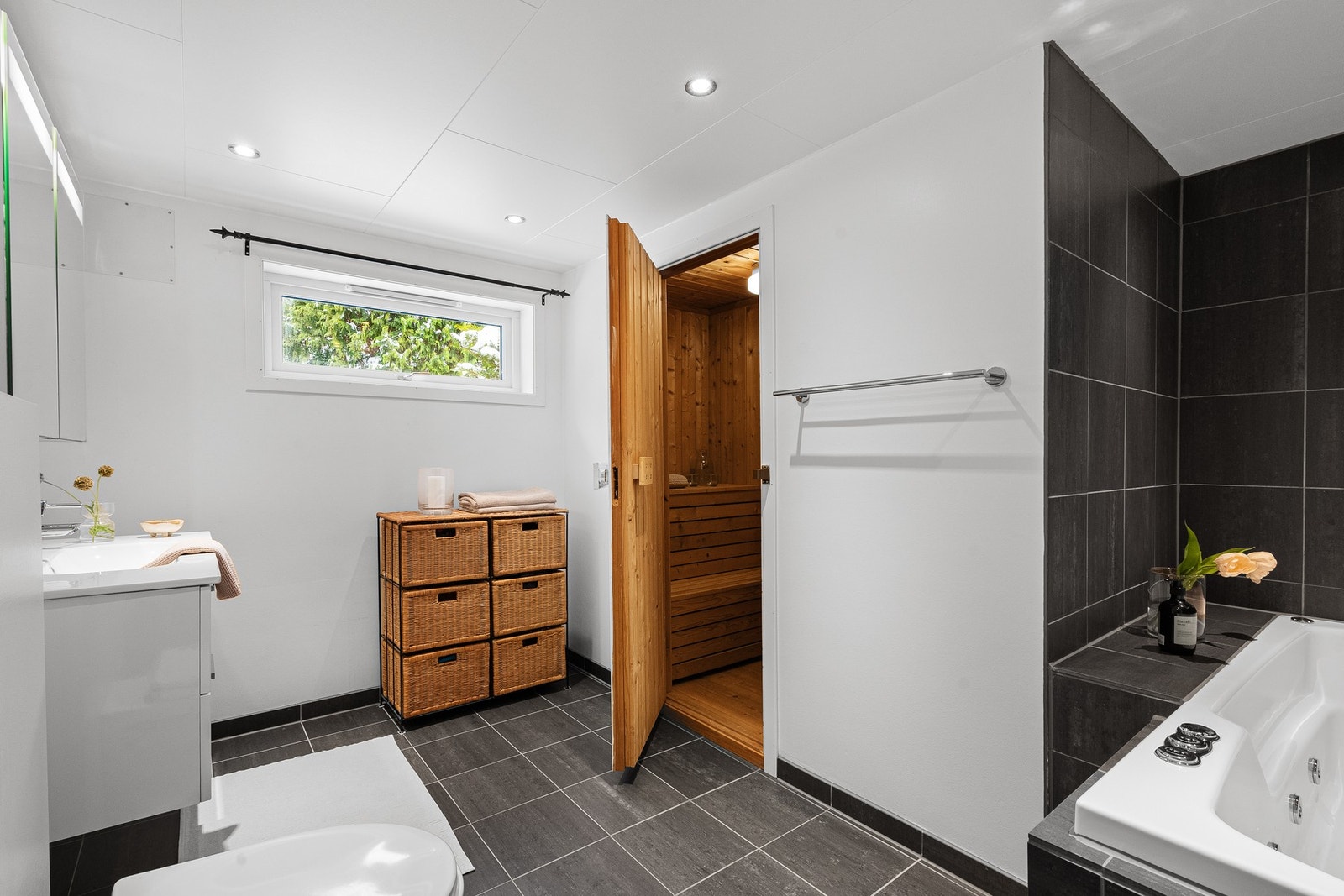 Badet i underetasjen er også fra 2010. Galleribilde