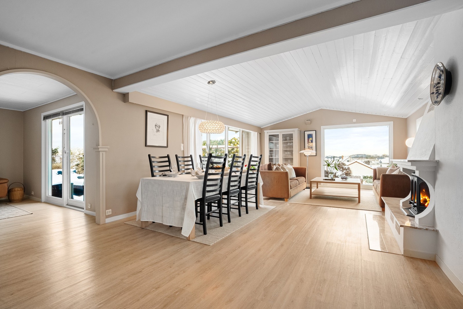 Lys og luftig stue med lysinnslipp fra flere himmelretninger. Galleribilde