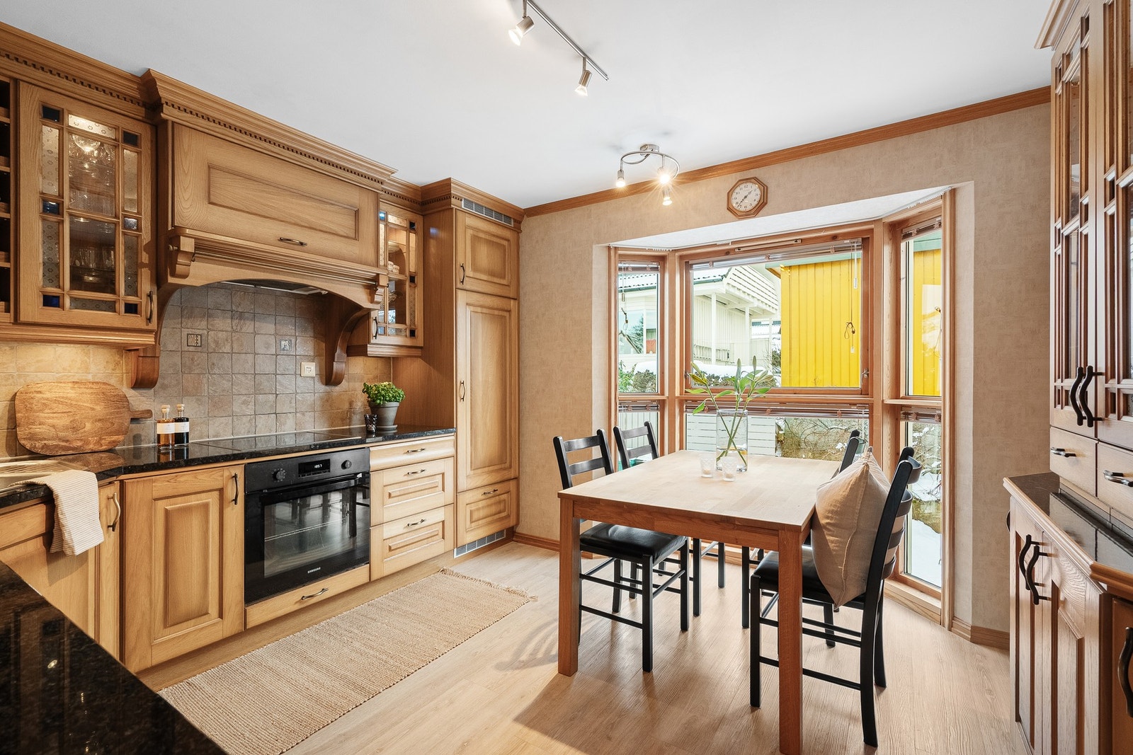 Mange vil verdsette plass til eget kjøkkenbord for de hverdagslige måltidene. Galleribilde