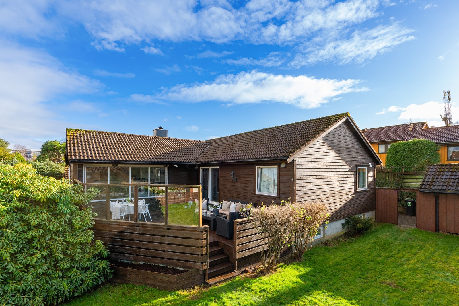 Rundt boligen er det solrike uteplasser. Galleribilde