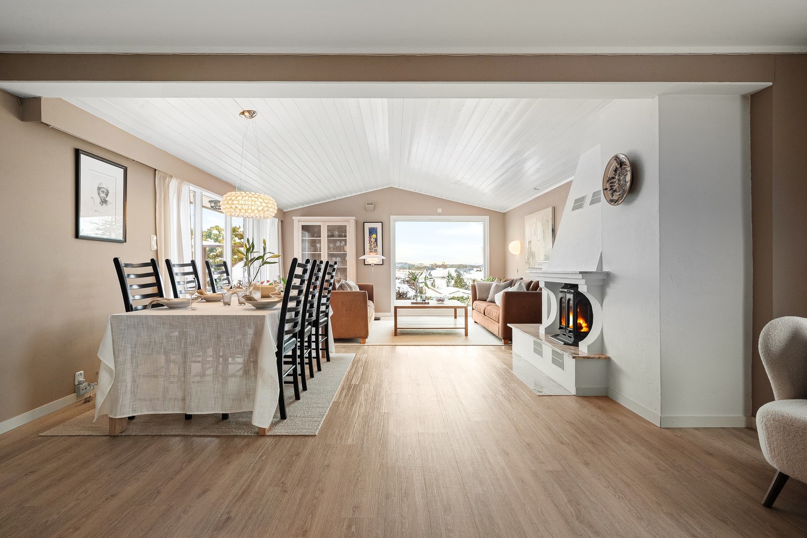 Det er flere soner i stuen og god plass til å dekke langbord. Galleribilde