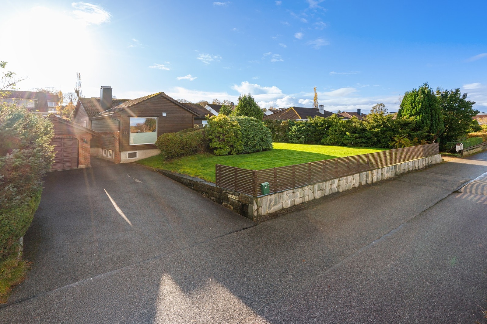 Boligen har en attraktiv og rolig beliggenhet i blindvei. Galleribilde