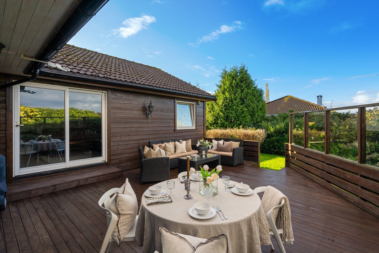 Det er skyvedør mellom uteplassen og stuen. Galleribilde