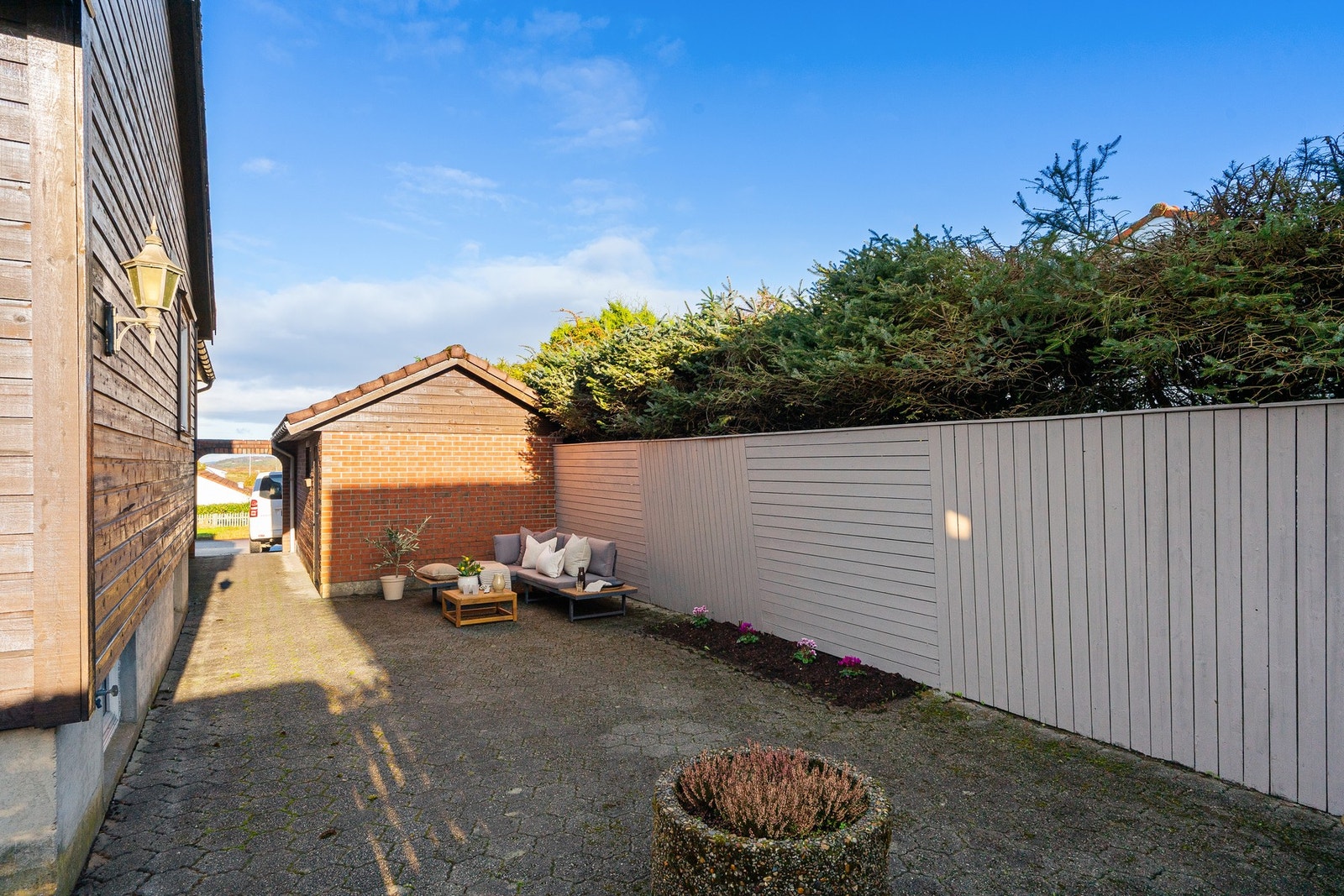 Ved inngangspartiet er det en lun krok med morgensol. Galleribilde