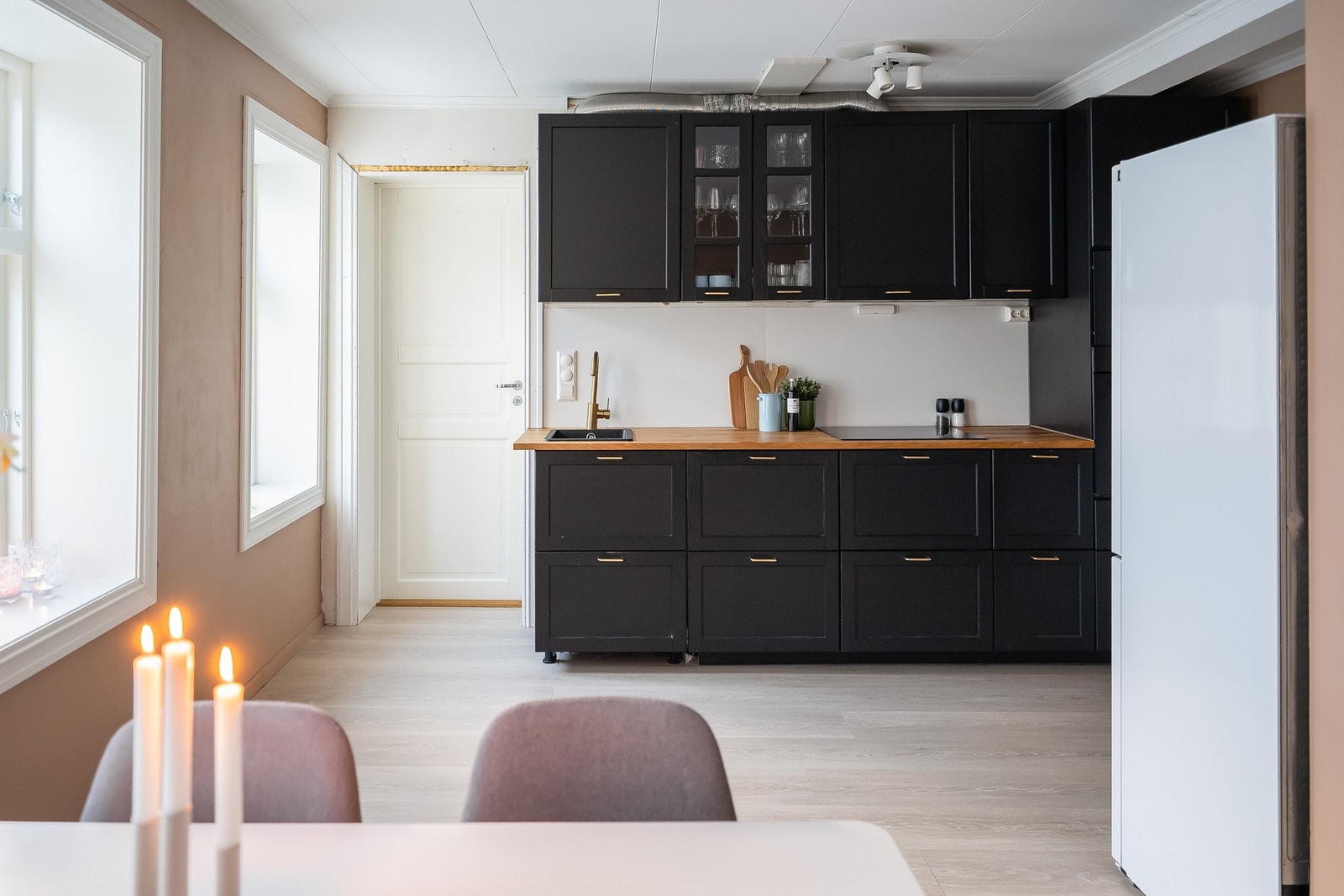 Moderne kjøkken med svarte kjøkkenfronter. Galleribilde