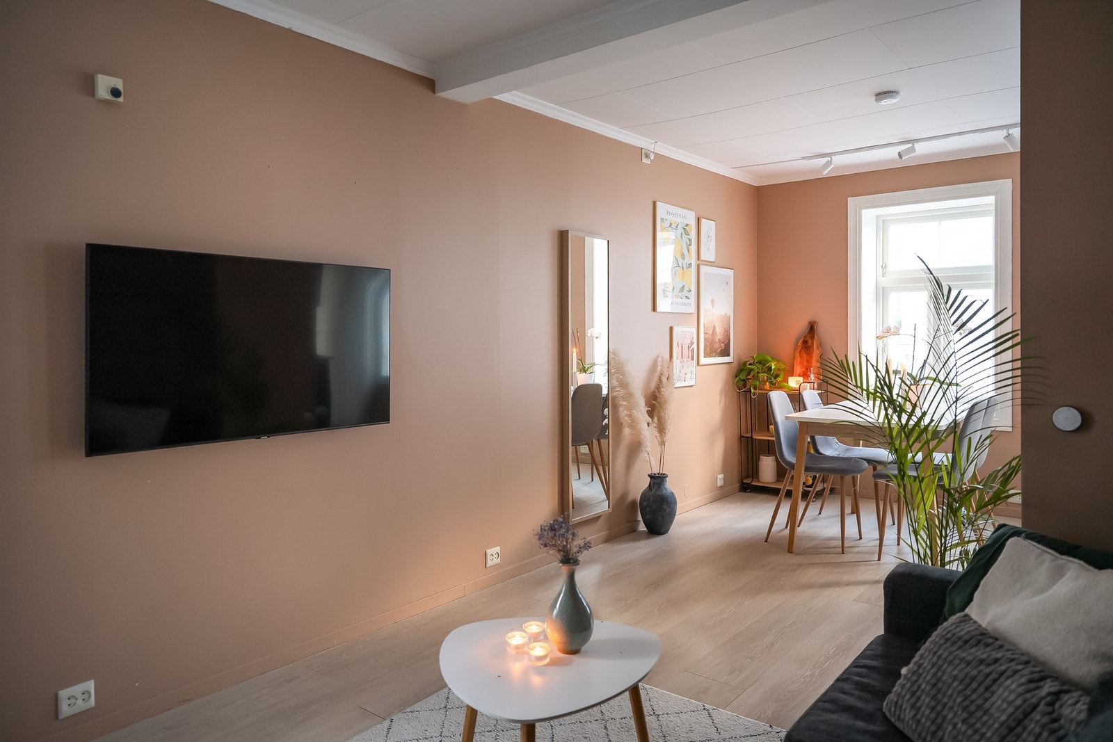 Stuen er malt i en lun farge som gir en koselig atmosfære. Galleribilde