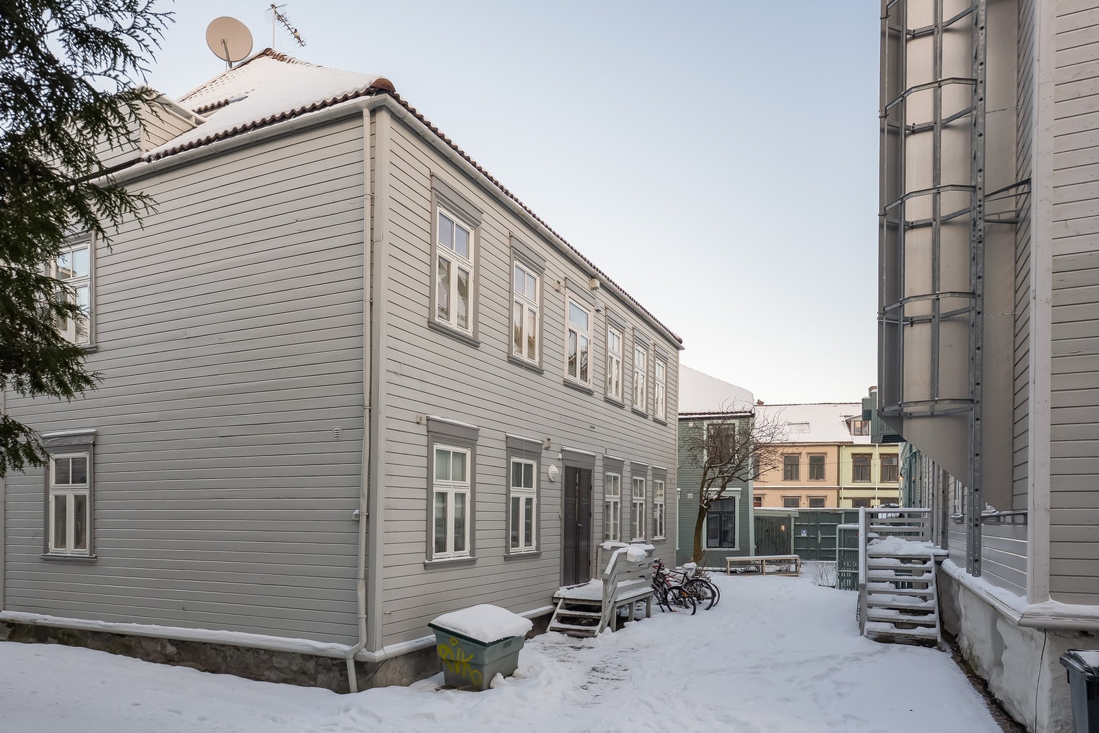 Bakgården. Galleribilde